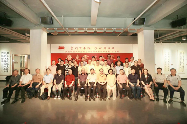 領導嘉賓與參展作者合影.jpg