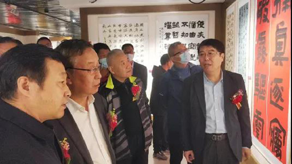有關領導和嘉賓觀看展覽